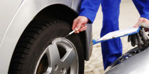 Überprüfung eines Reifenschadens durch KFZ-Sachverständigen | Unfallgutachten | Gutachter Philipp